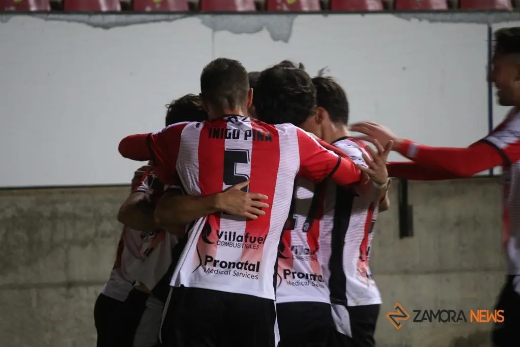 Partido entre el Zamora CF y la Cultural Leonesa. | FOTO: Marcos Vicente