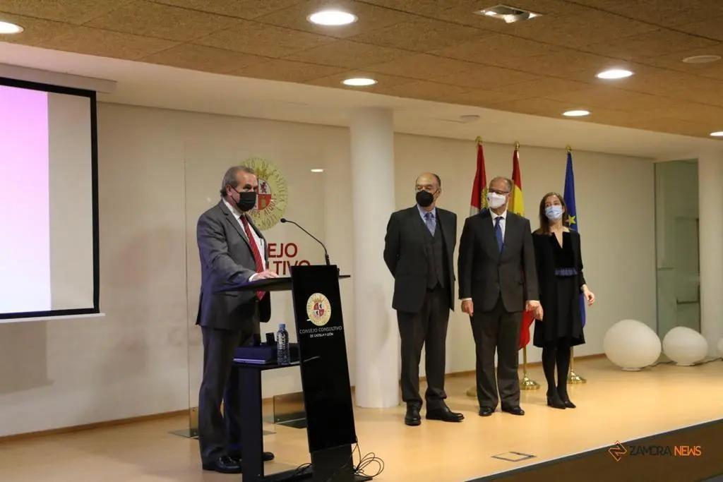 Entrega distinciones funcionaros del Consejo Consultivo