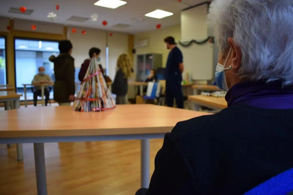 Entrega de adornos de los alumnos de La Hispanidad a Alzheimer Zamora