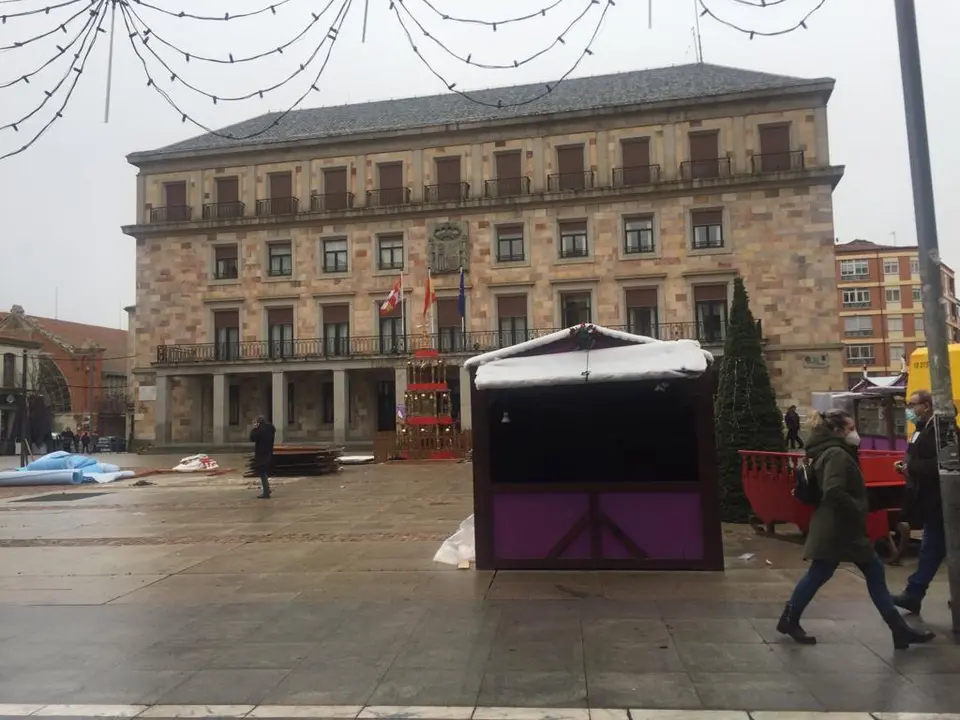 Plaza de la Constitución. Desmontaje del mercadillo navideño