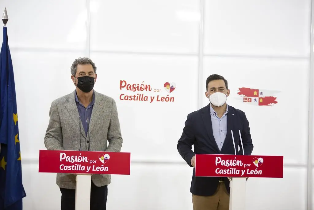 El coordinador del área de Sanidad del GPS, Diego Moreno  y el secretario de Sanidad del PSOECyL, Manuel Escarda