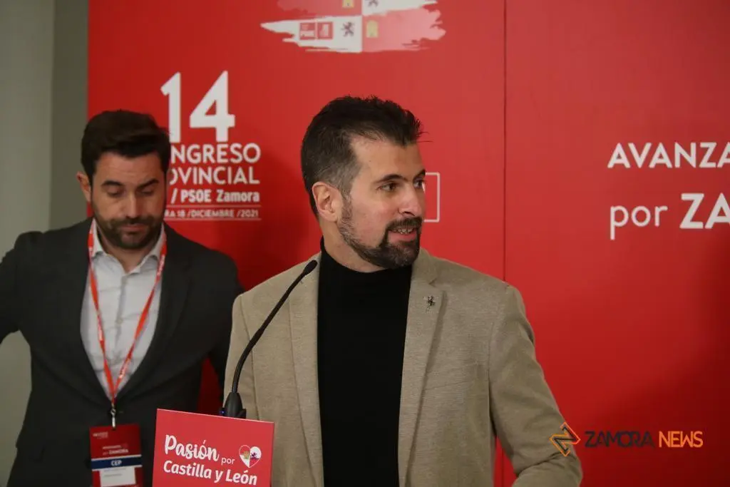 GALER&Iacute;A | El reelegido Antidio Fag&uacute;ndez, junto al ministro Marlaska y el secretario general del PSOE de Castilla y Le&oacute;n en el 14&ordm; Congreso Provincial del PSOE de Zamora. | FOTO: Marcos Vincente
