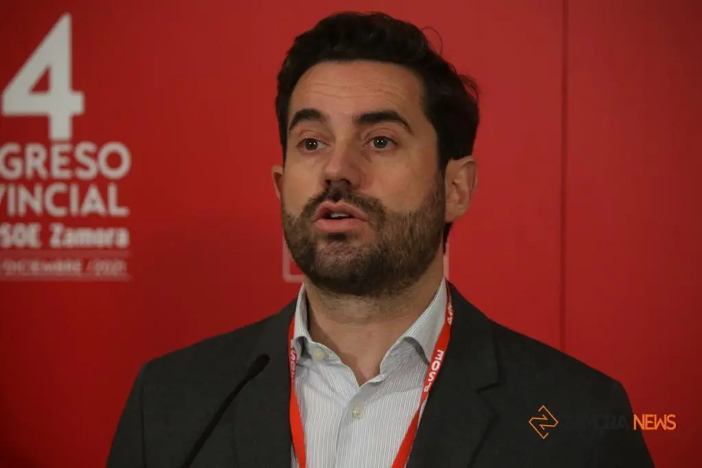 GALER&Iacute;A | El reelegido Antidio Fag&uacute;ndez, junto al ministro Marlaska y el secretario general del PSOE de Castilla y Le&oacute;n en el 14&ordm; Congreso Provincial del PSOE de Zamora. | FOTO: Marcos Vincente