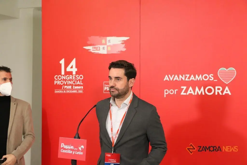 GALER&Iacute;A | El reelegido Antidio Fag&uacute;ndez, junto al ministro Marlaska y el secretario general del PSOE de Castilla y Le&oacute;n en el 14&ordm; Congreso Provincial del PSOE de Zamora. | FOTO: Marcos Vincente