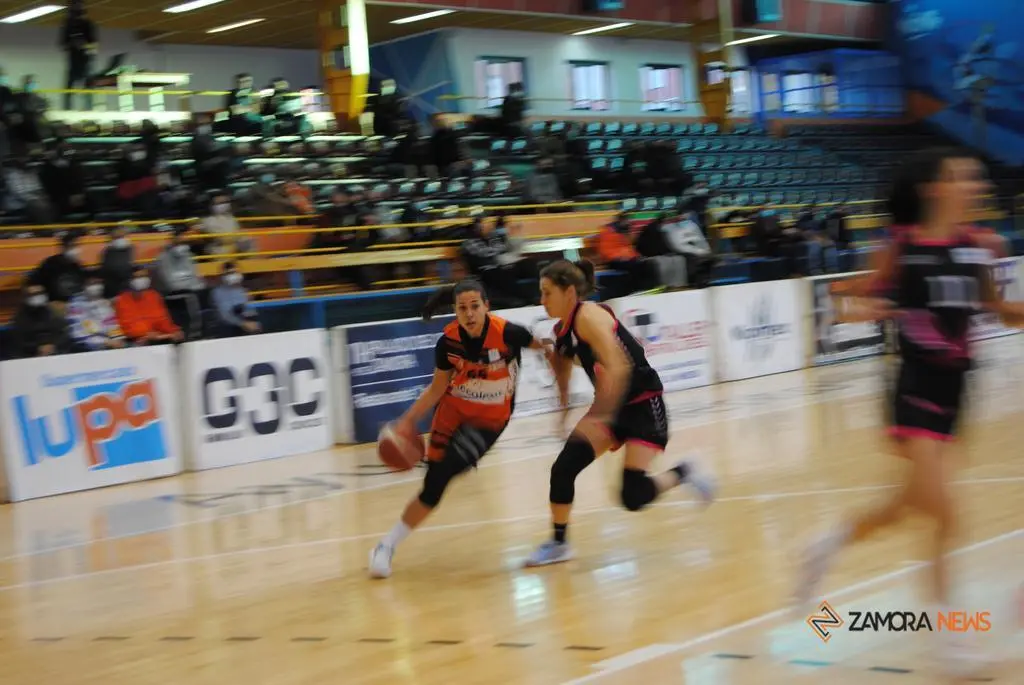 Isa Latorre entra a canasta en el partido entre CD Zamarat y Manuela Raca. | FOTO: Héctor Barrueco