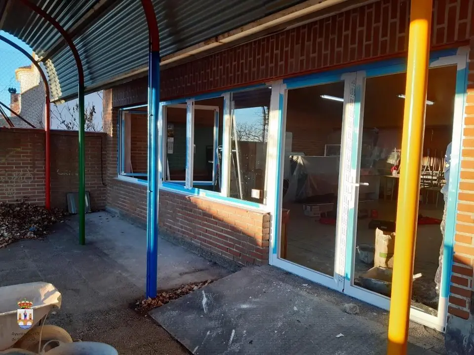 Trabajos de sustitución de ventanas en la Escuela de Música 
‘Duquesa Pimentel’