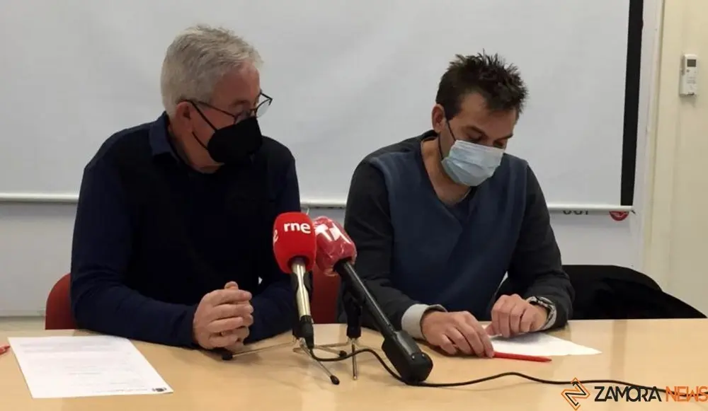 Jerónimo Cantuche, de UGT y Juan Antonio Borrego, cabo del Consorcio de Bomberos
