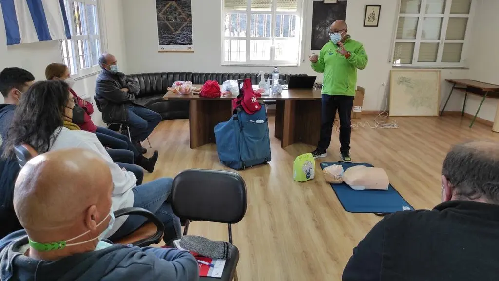Curso en Pedralba de la Pradería sobre el funcionamiento de los desfibriladores