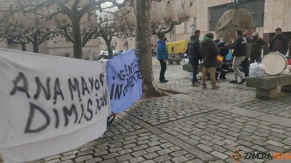 Bomberos del Consorcio de Zamora protestan en la Plaza de Viriato. Foto archivo