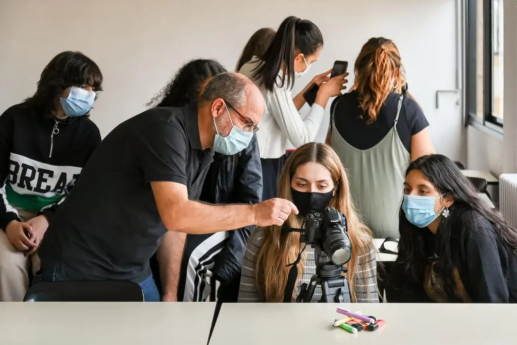 Profesor en una clase de Formación Profesional. Foto de archivo