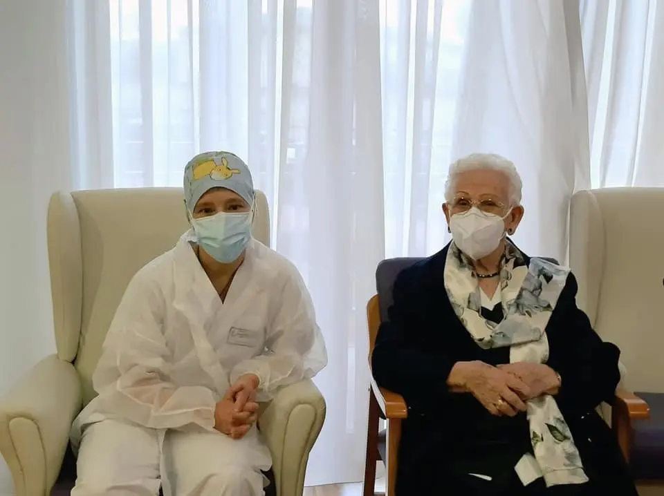 Araceli Hidalgo, usuaria, y Mónica Tapias, técnico auxiliar, tras recibir la primera dosis de la vacuna contra la Covid en la residencia Los Olmos de Guadalajara: Fotografía: Ministerio de Sanidad