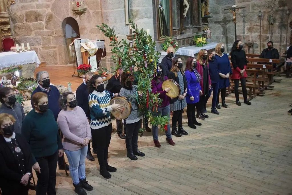 Actuación de Bajo Duero en la iglesia de Bermillo de Sayago, organizada por la Asociación de Mujeres de Bermillo