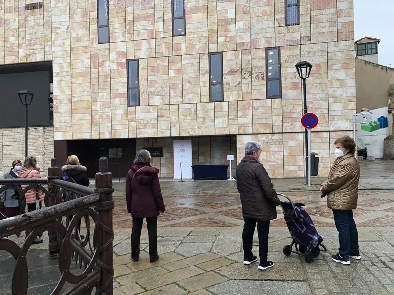 Un grupo de personas en la Plaza Viriato