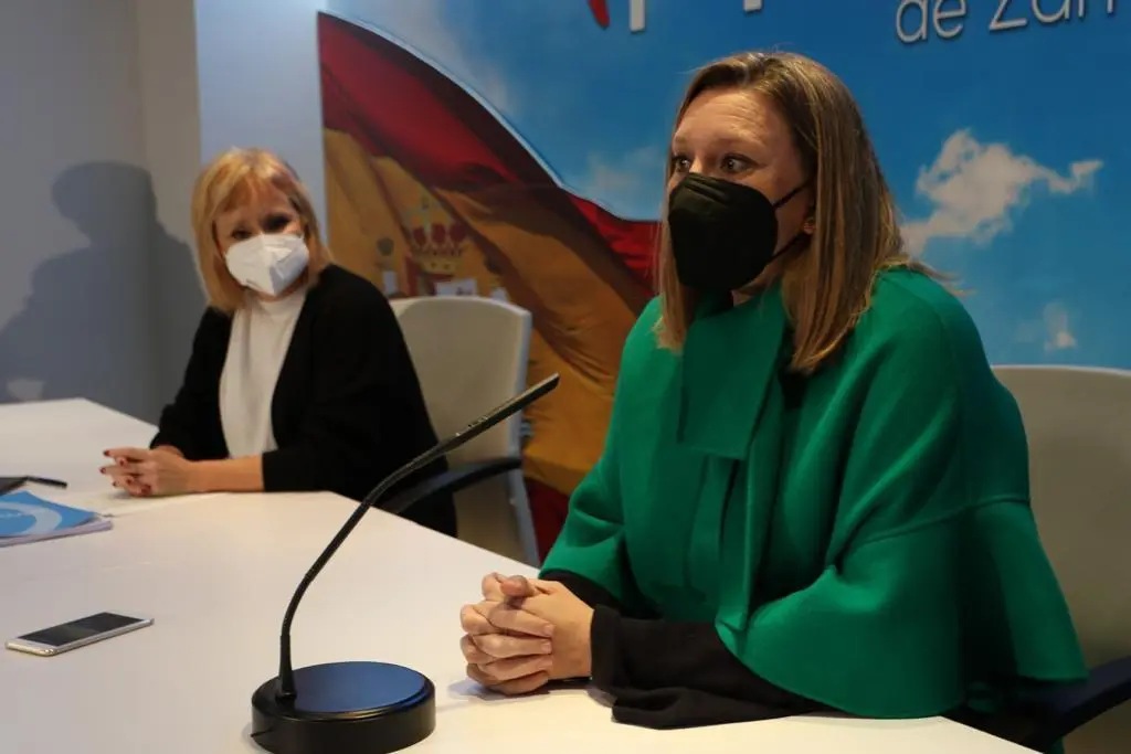 La Consejera de Familia de la Junta de Castilla y León y Presidenta del Comité Organizador del Congreso del PP de Castilla y León, Isabel Blanco y la directora adjunta de campaña, Leticia García. | FOTO: Marcos Vicente