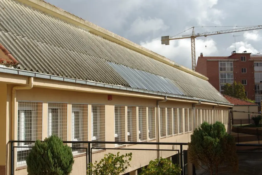 Tejado de amianto de la escuela infantil La Vegilla de Benavente
