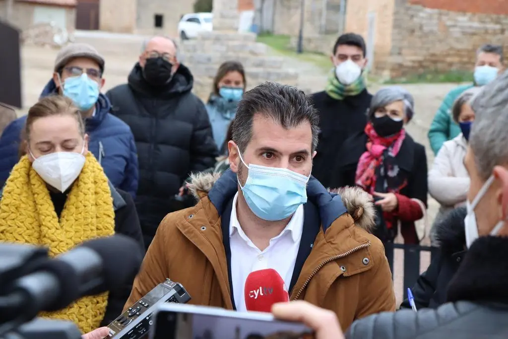 Luis Tudanca durante su visita Barrio de Muñò Burgos
