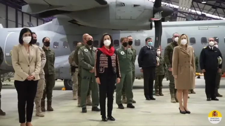 Carolina Darias y Margarita Robles durante el acto en agradecimiento a los militares que garantizaron garantizar la llegada de las vacunas contra la COVID19 a todo el territorio