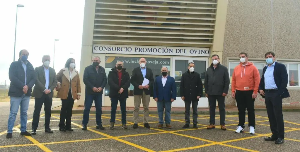 Foto de familia de Carnero durante su visita al Centro de Ovino de Villalpando