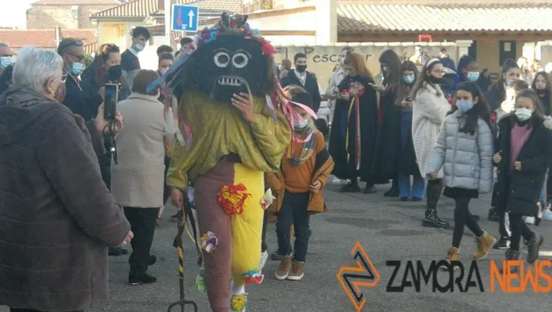 Zangarrón por la calles de Montamarta