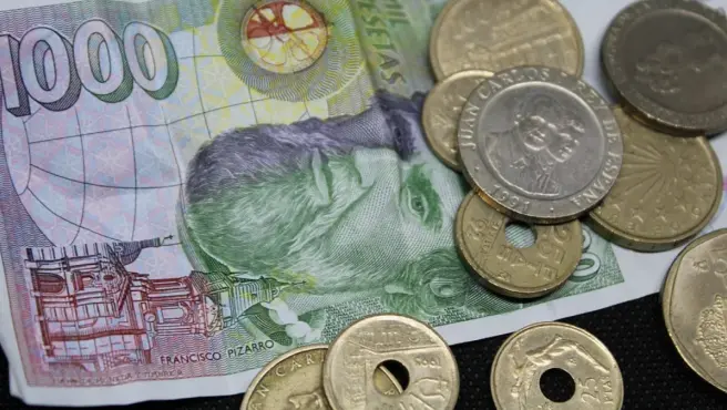 Pesetas en monedas y billetes. | FOTO: Pixabay