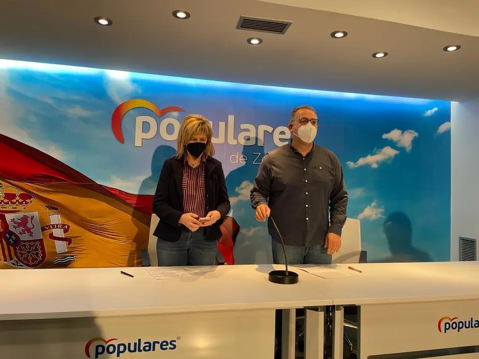 Elvira Velasco y Jesús María Prada, en la sede provincial del PP de Zamora.