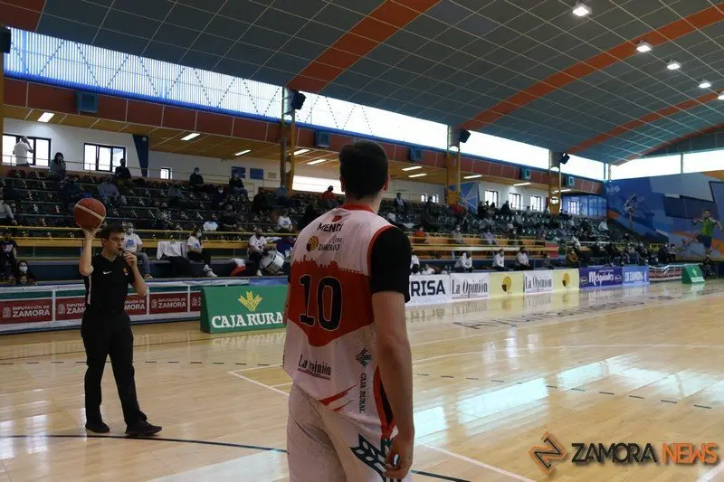 Foto de archivo árbitro baloncesto