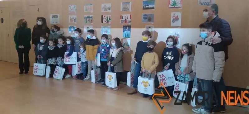 Foto de familia de los pequeños concursantes con el diputado de Cultura