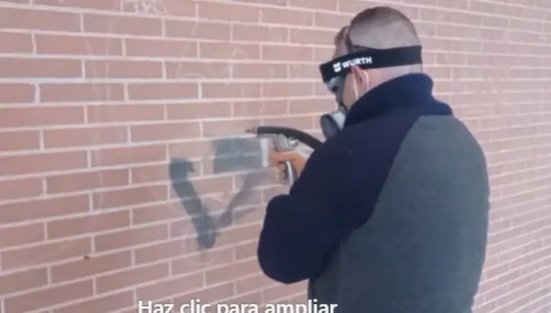 Limpieza de una pintada. Foto Facebook