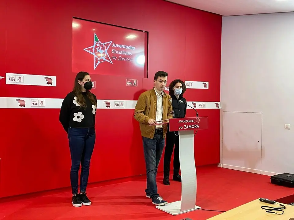 Emilio Ferrero, acompañado de representantes socialistas del Consejo Local de la Juventud.