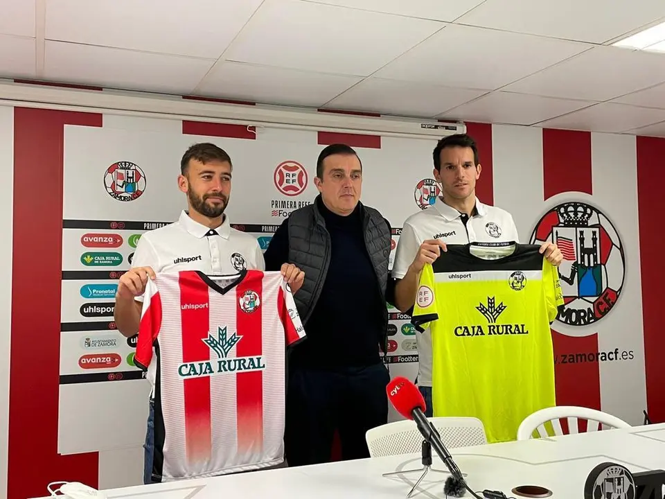 Jordan Sánchez (izquierda), Cesar Villafañe (centro) y Pau Torres (derecha) en la presentación de jugadores del Zamora CF.