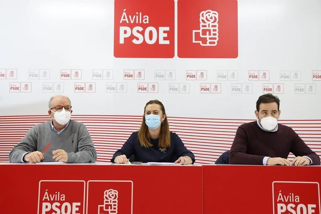 Virginia Barcones durante un encuentro con alcaldes y concejales socialistas de la provincia de Ávila