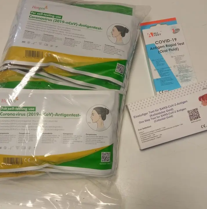 Diferentes test de antígenos disponibles en una farmacia de Zamora