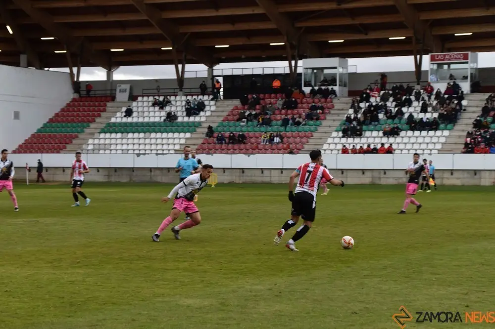 Dani Hernández controla el balón ante Unionistas.