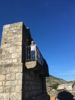 Avelino Puente en el campanario civil del pueblo viejo de Ribadelago. Fotografía: Sanabria Plural y Sostenible