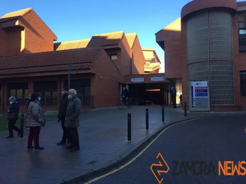 Ciudadanos a las puertas de un centro de salud