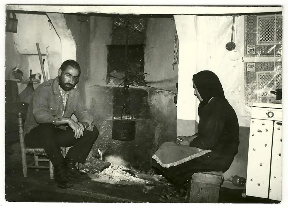 El poeta Justo Alejo junto a su madre en la cocina familiar en Formariz de Sayago. Fotografía: ARCHIVO FAMILIAR DE LA FAMILIA ALEJO