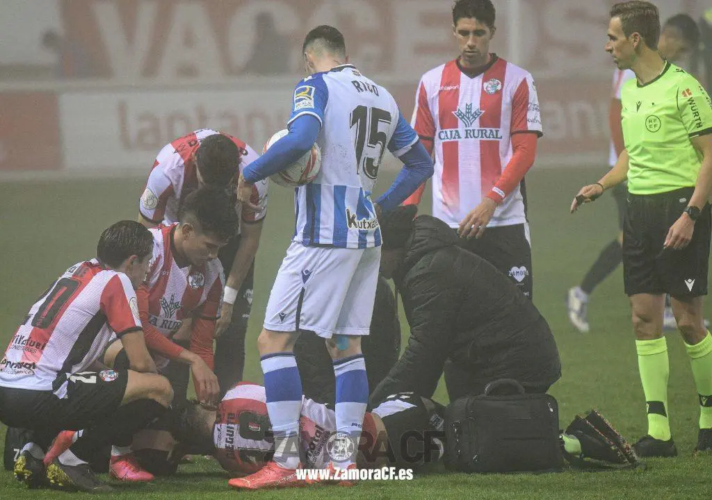 Lesión del jugador del Zamora CF, Diego Hernández ante la Real Sociedad. | FOTO: Zamora CF