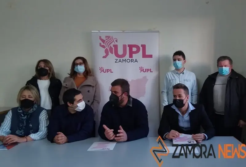 Foto de familia de los candidatos de UPL por Zamora con el presidente de la formación, Carlos Javier Salgado