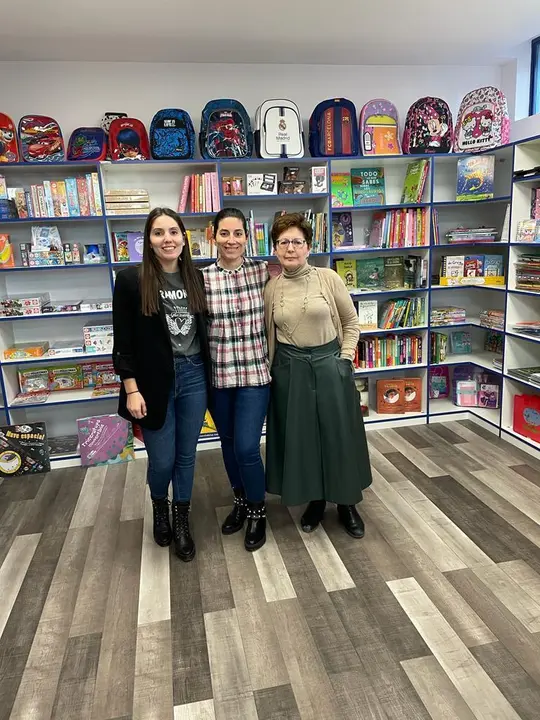 Pilar Manteca y sus hijas, Laura y Marta en la nueva ubicación de la librería en Morales del Vino