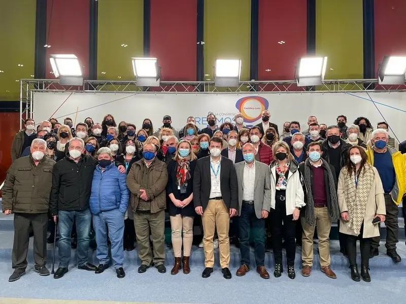 Foto de familia de Mañueco con el Comité Ejecutivo regional