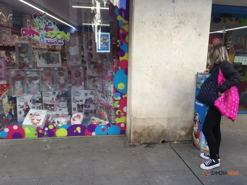 Una zamorana observando un escaparate de juguetes