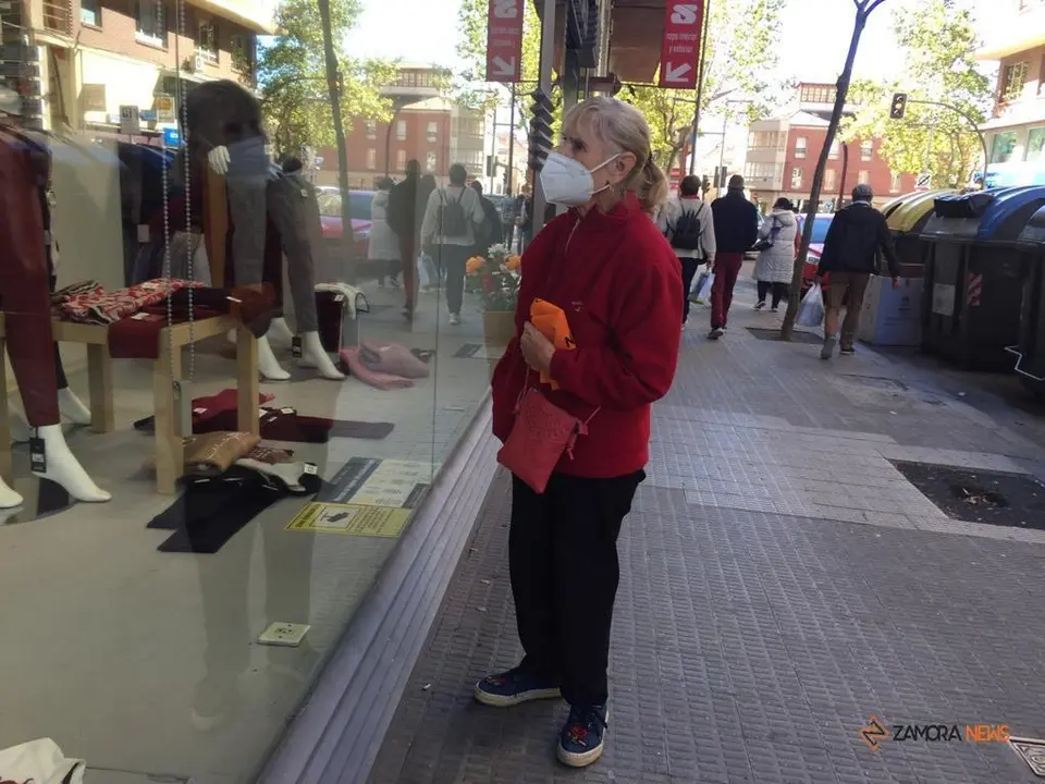 Una mujer observando un escaparate en la Avenida Tres Cruces