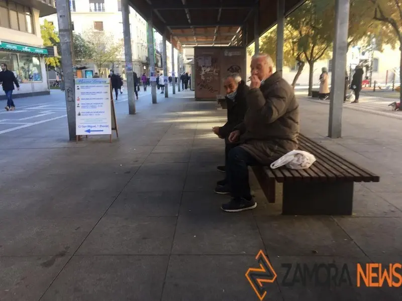 Dos ciudadanos descansan en los bancos de Santa Clara