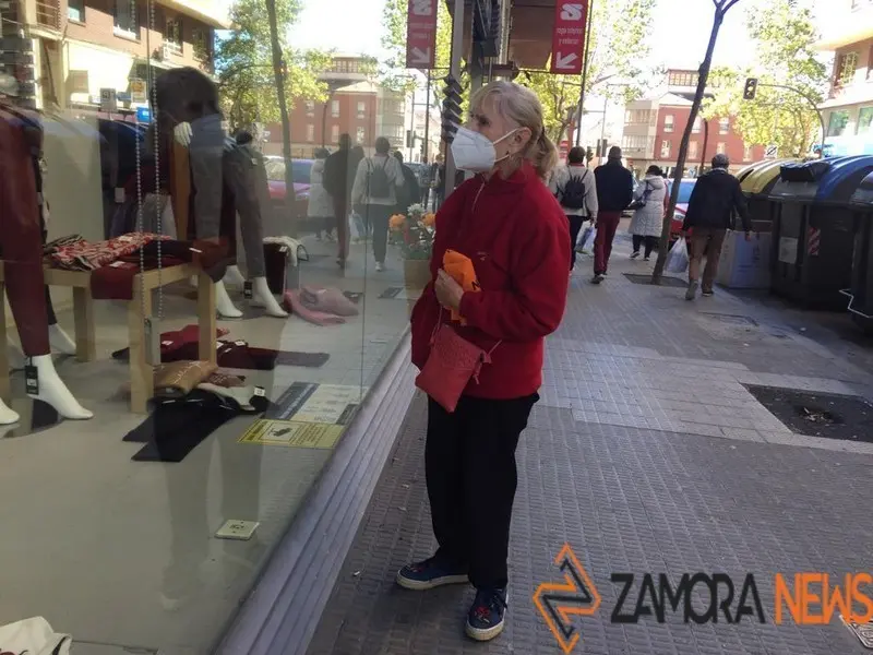 Una mujer mira un escaparate en Tres Cruces