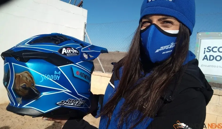 Sara García muestra su casco