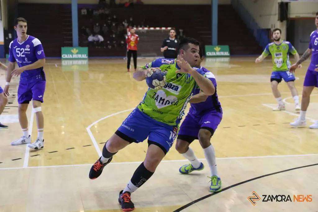 Magariño se dispone a disparar ante BM Guadalajara. | FOTO: Marcos Vicente