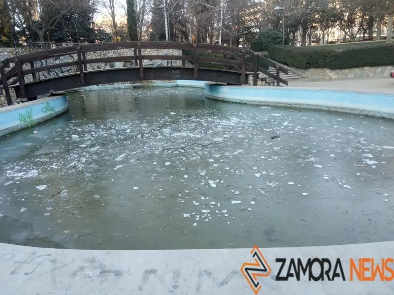 La fuente de la Plaza de La Marina helada