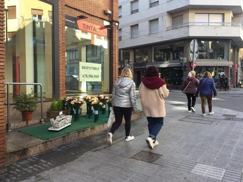 Viandantes por la calle de la Amargura en Zamora