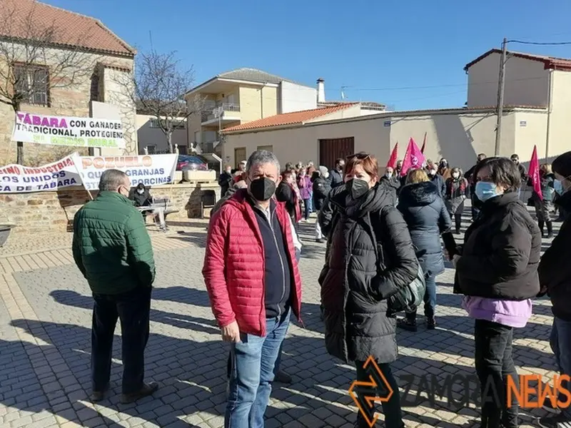 Concentración en Faramontanos contra las macrogranjas
