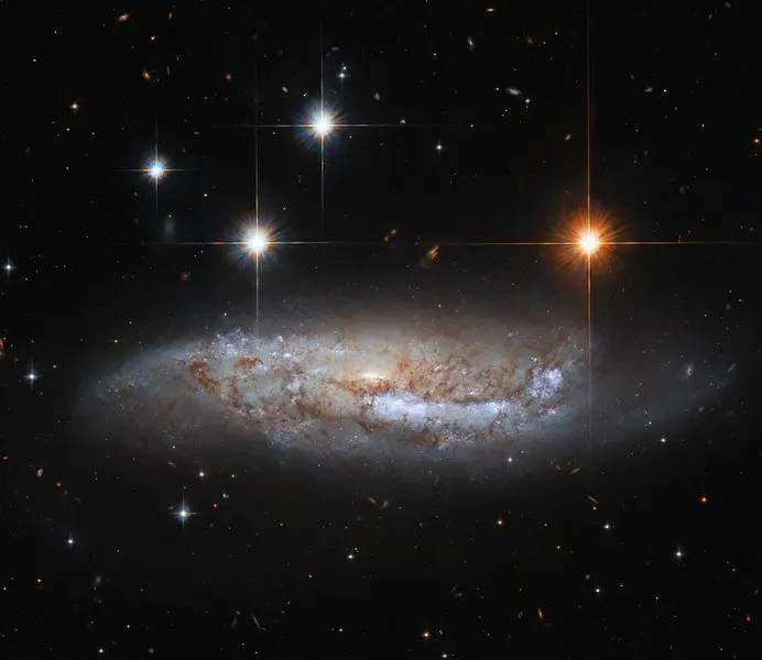 El telescopio espacial Hubble captura una vista lateral de una galaxia: Foto NASA
